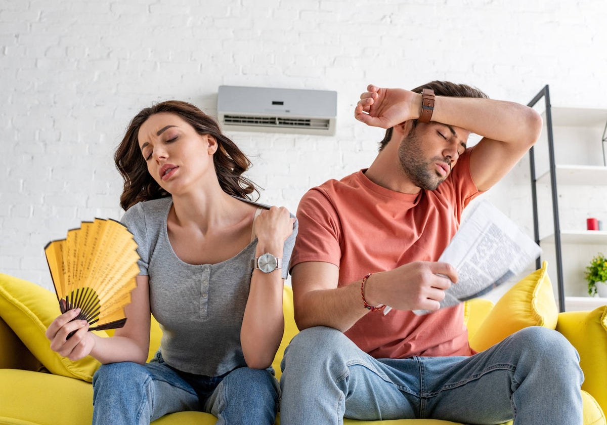 Una pareja pasa calor en su casa, en una imagen de archivo