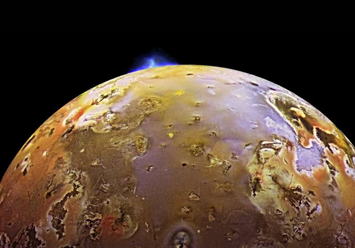 Io, la luna de Júpiter, ha sido un paisaje volcánico infernal desde los inicios del Sistema Solar