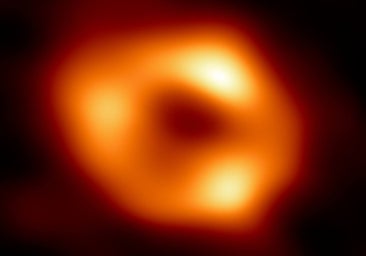 El agujero negro de nuestra galaxia gira a toda velocidad, arrastrando el espacio y todo lo que contiene