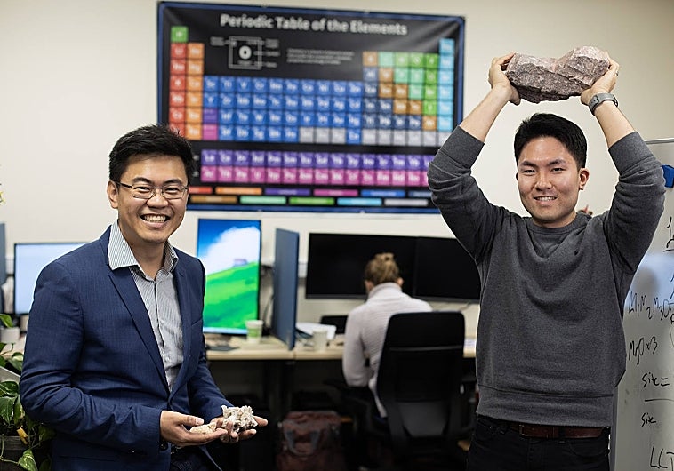 Los investigadores Wenhao Sun y Joonsoo Kim, de la Universidad de Michigan, muestran rocas dolomitas en su laboratorio