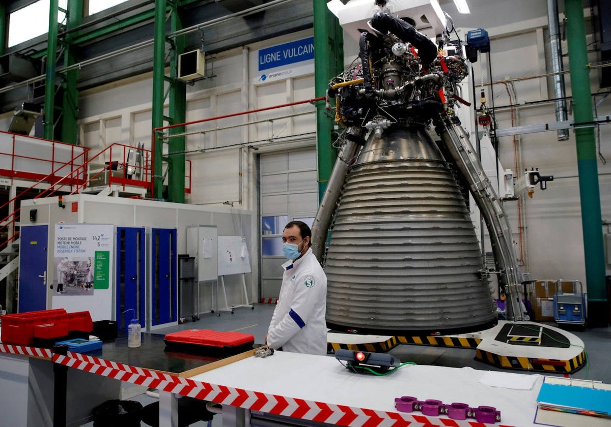 Un trabajador del Grupo Ariane delante del motor Vulcain 2.1 de un cohete Ariane 6