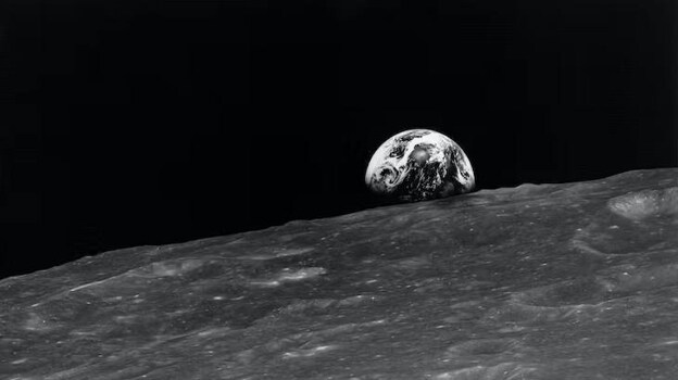 La primera foto de Bill Anders de la salida de la Tierra