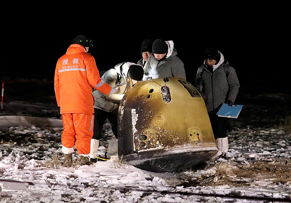 La misión china Change'5 con las muestras lunares en su aterrizaje en Mongolia