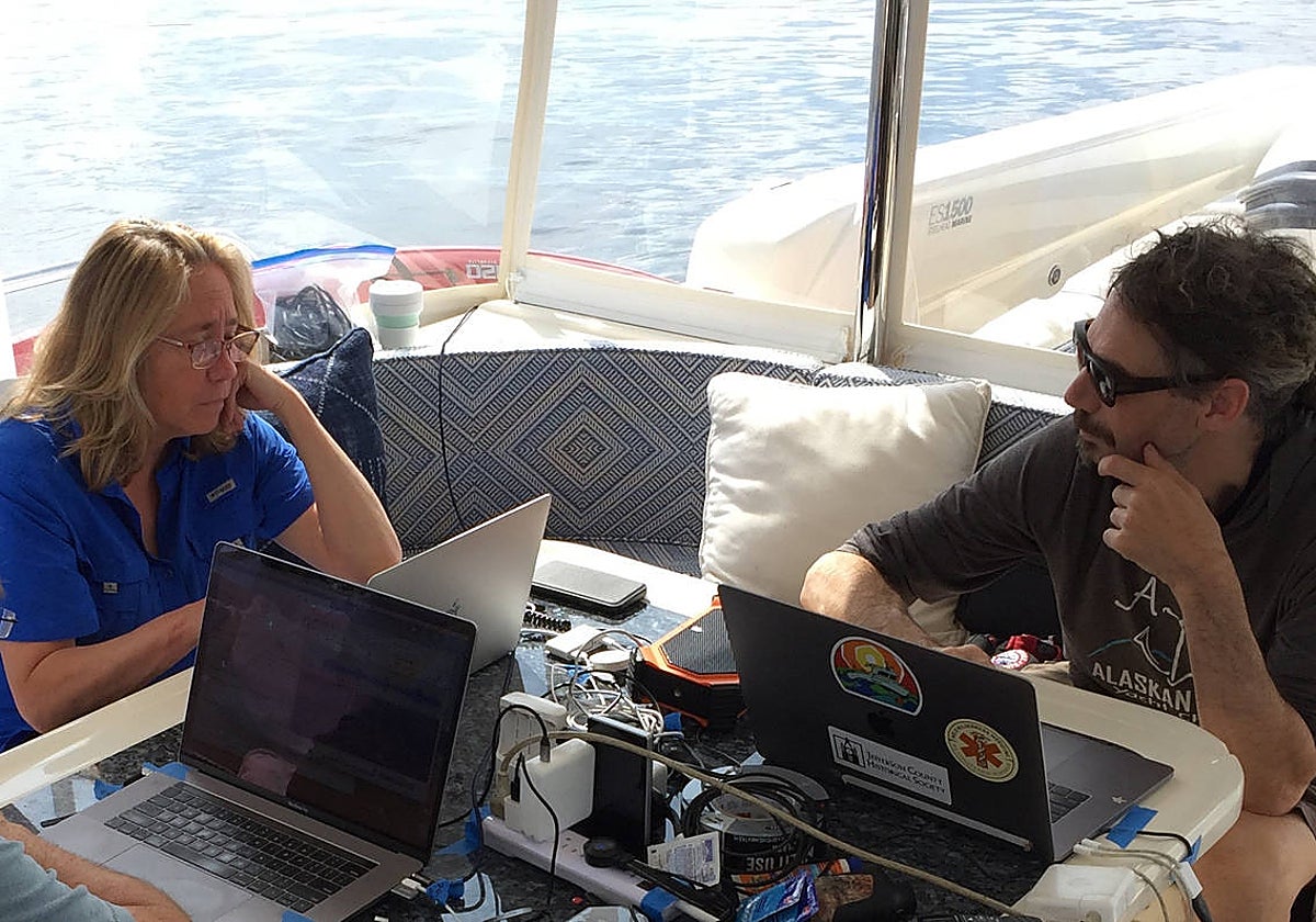 Brenda McCowan y Fred Sharpe, dos de los autores del estudio, a bordo del 'Blue Pearl' frente a las costas de Alaska