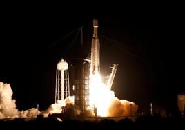 El X-37B, el ultrasecreto avión espacial del ejército de EE.UU. despega hacia su órbita más alta en un cohete de Elon Musk