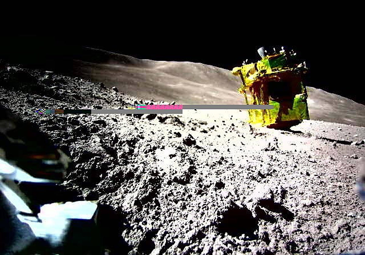 La sonda SLIM, al fondo, en su primera imagen en la Luna, obtenida por el rover LEV-2