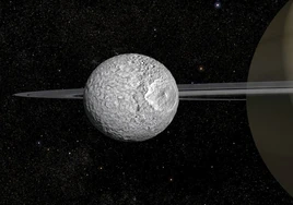 Mimas, la luna más pequeña de Saturno, puede ocultar un joven océano en su interior