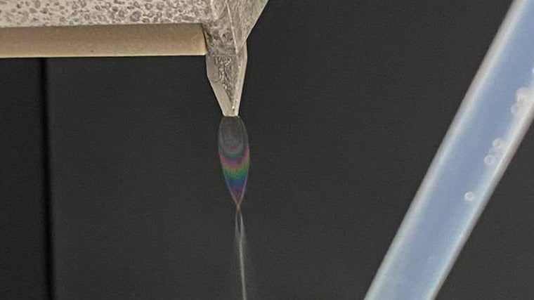 Fotografía de muestra de agua: para registrar el movimiento de los electrones excitados por la radiación de rayos X, los científicos crean una delgada lámina de agua líquida, de aproximadamente 1 centímetro de ancho, como objetivo del haz de rayos X