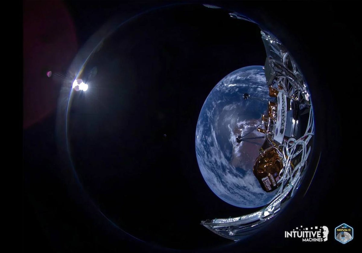 'Selfie' de la nave Odiseo durante su viaje a la Luna. De fondo, la Tierra