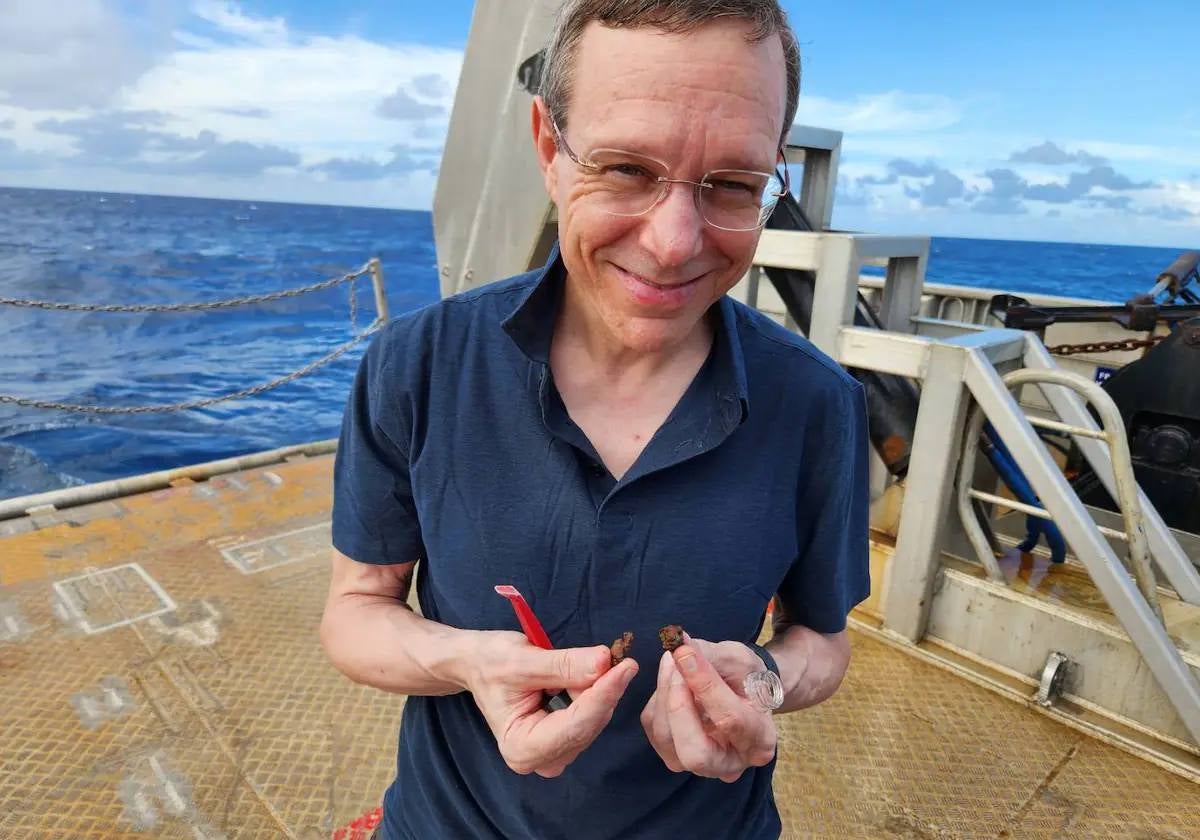 El astrofísico Avi Loeb sujetando unos pequeños restos que considera son parte de una nave extraterrestre4