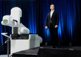 Elon Musk muestra a la primera persona con su chip cerebral jugando al ajedrez