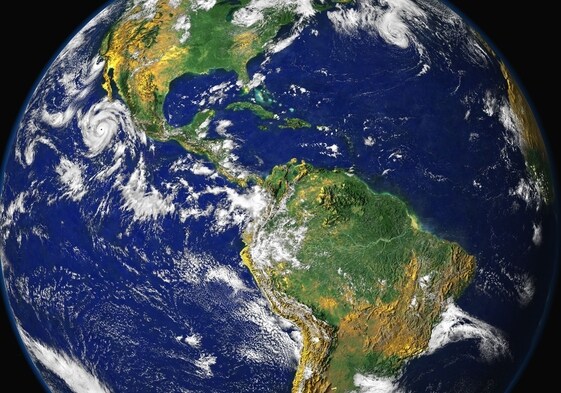 Imagen digital de la Tierra generada por investigadores del Laboratorio de Atmósferas del Centro de Vuelos Espaciales Goddard de la NASA, combinando datos de tres satélites de observación de la Tierra diferentes