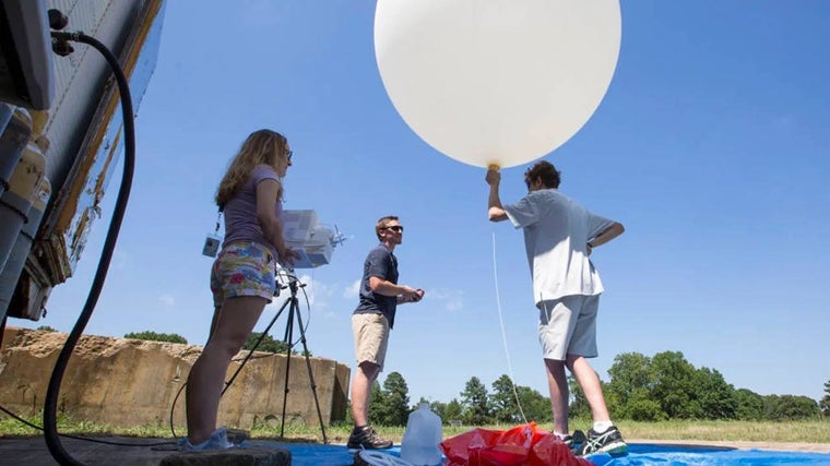 Estudiantes preparan para lanzar un globo que tomará mediciones de ozono en los cielos del sureste de Virginia