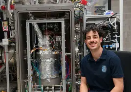 Mateo Rejón, delante del experimento LUMEX para extraer agua de la Luna