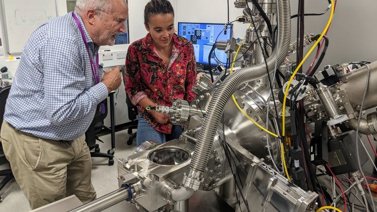 Los coautores (izquierda), el profesor David Jamieson (Universidad de Melbourne) y (derecha), el Dr. Maddison Coke (Universidad de Manchester), inspeccionan el sistema de haz de iones enfocado P-NAME en la Universidad de Manchester utilizado para el proyecto de enriquecimiento de silicio