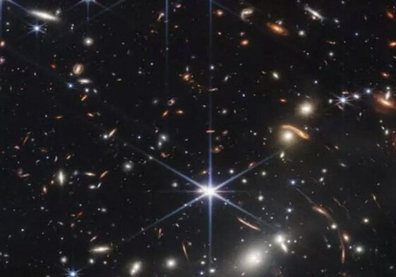 Miles de galaxias son visibles en esta espectacular imagen de campo profundo del telescopio espacial James Webb. En las distancias cósmicas, la gravedad parece no funcionar como debiera
