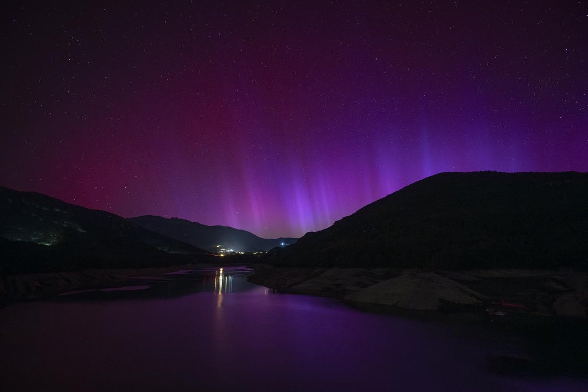 Aurora boreal desde el pantano de la Baells en Cercs, Barcelona, Cataluña