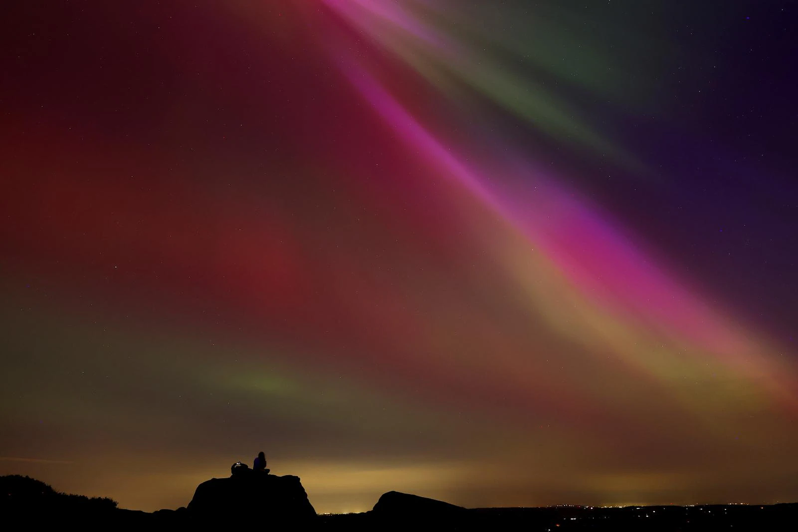 Aurora boreal se ve sobre The Roaches cerca de Leek, Staffordshire, Gran Bretaña