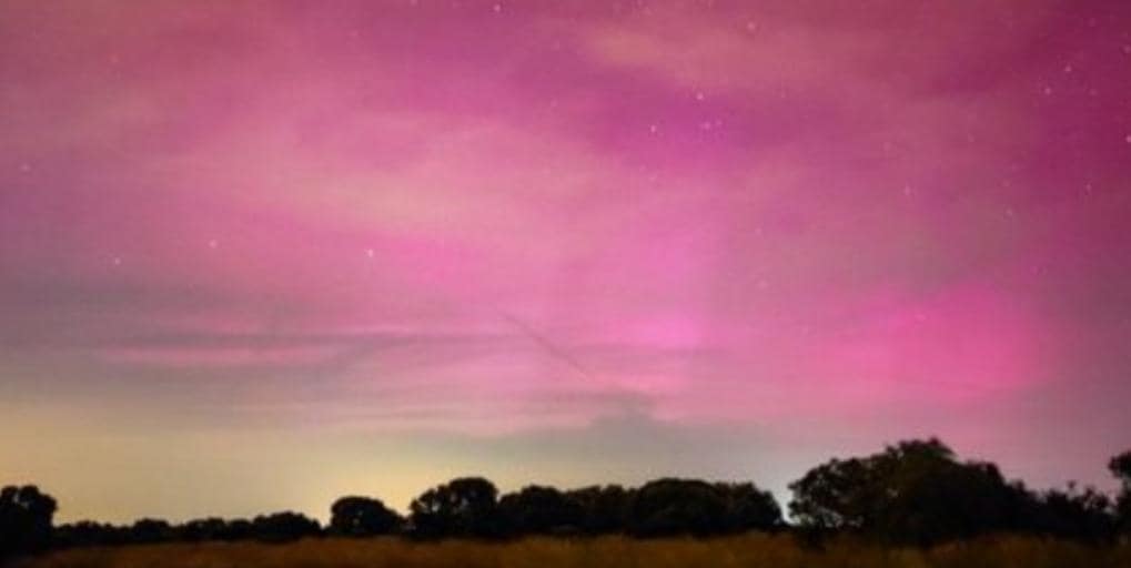 Una gran aurora boreal ilumina los cielos de España: visibles en Madrid o Galicia
