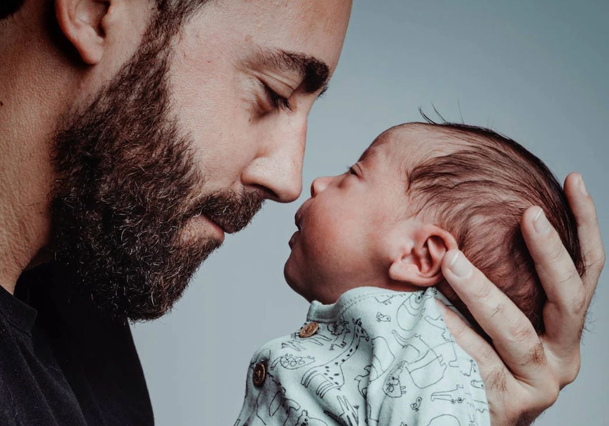 Un padre sostiene a su bebé