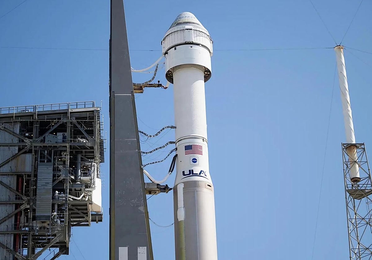 La nave Starliner sobre el cohete Atlas V en la plataforma de lanzamiento en Cabo Cañaveral (Florida)