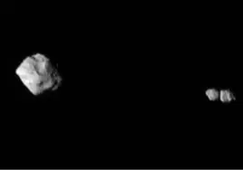 Dos lunitas pegadas alrededor de un asteroide desafían lo que se creía sobre la formación de planetas