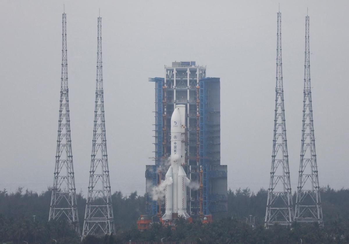El cohete Long March 5, que transporta la sonda lunar de la misión Chang'e-6