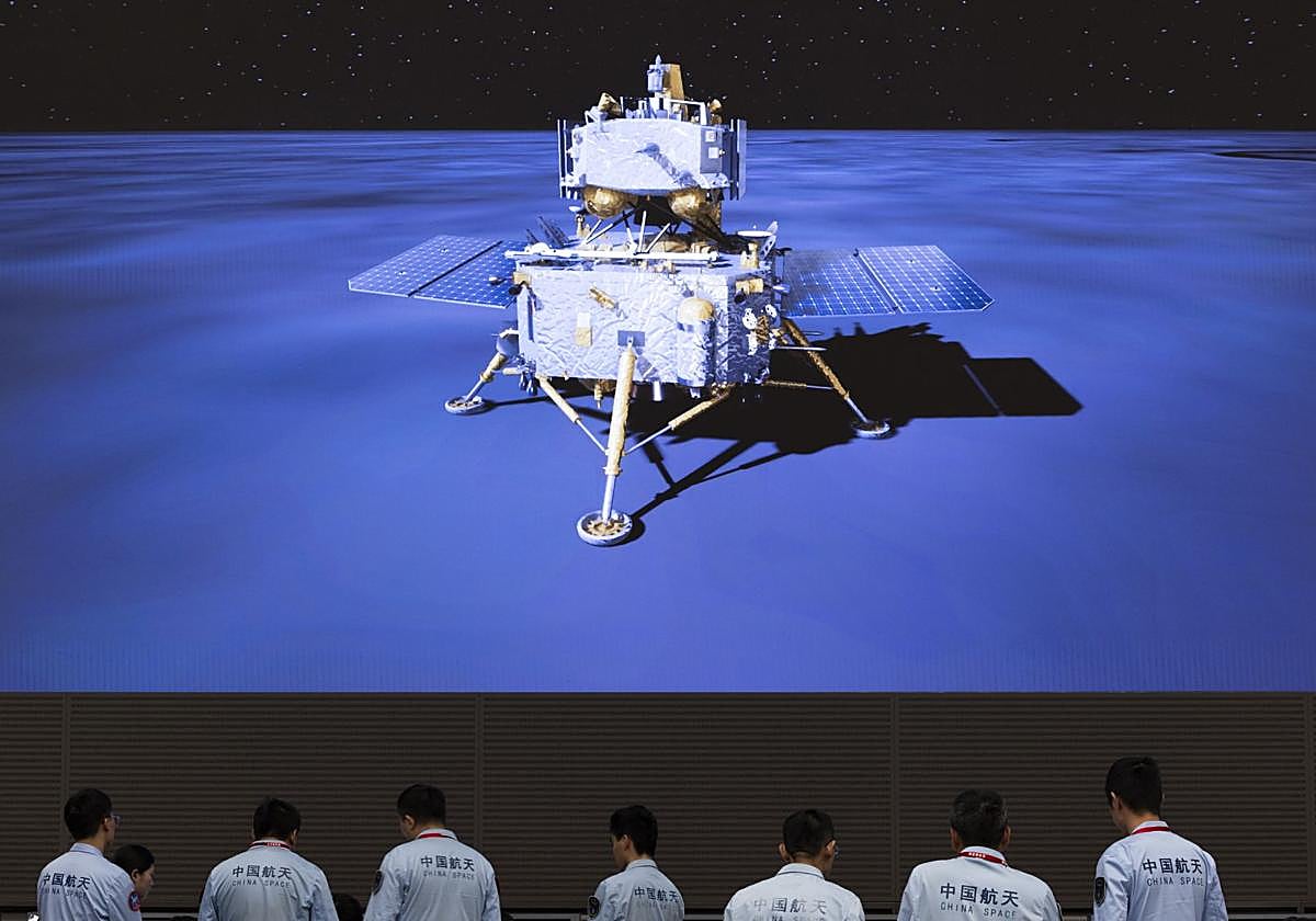 Personal de la Agencia espacial china controlando la Chang'e-6