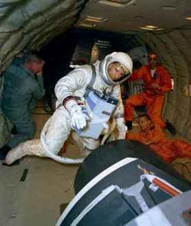 次要图片 2 - 威廉·安德斯宇航员生涯中的不同照片