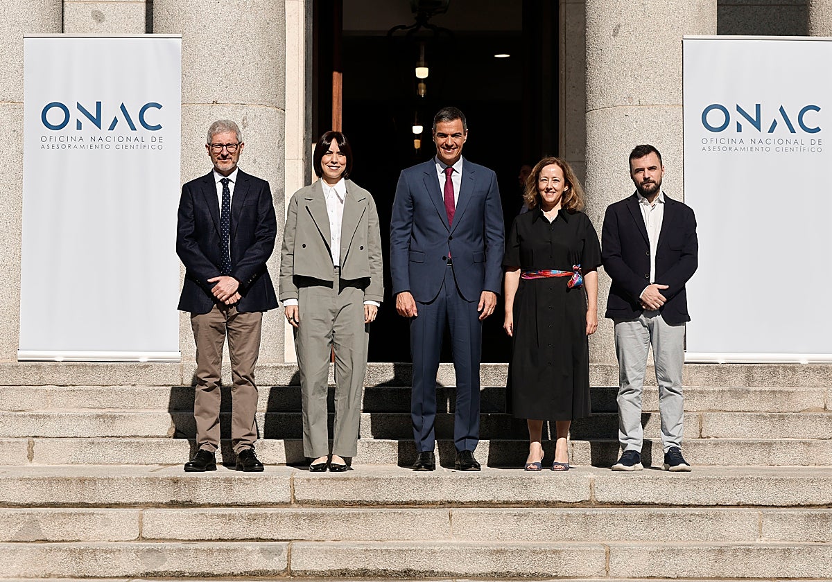 El presidente posa con la ministra de Ciencia y la presidenta del CSIC en la sede del Consejo Superior de Investigaciones Científicas