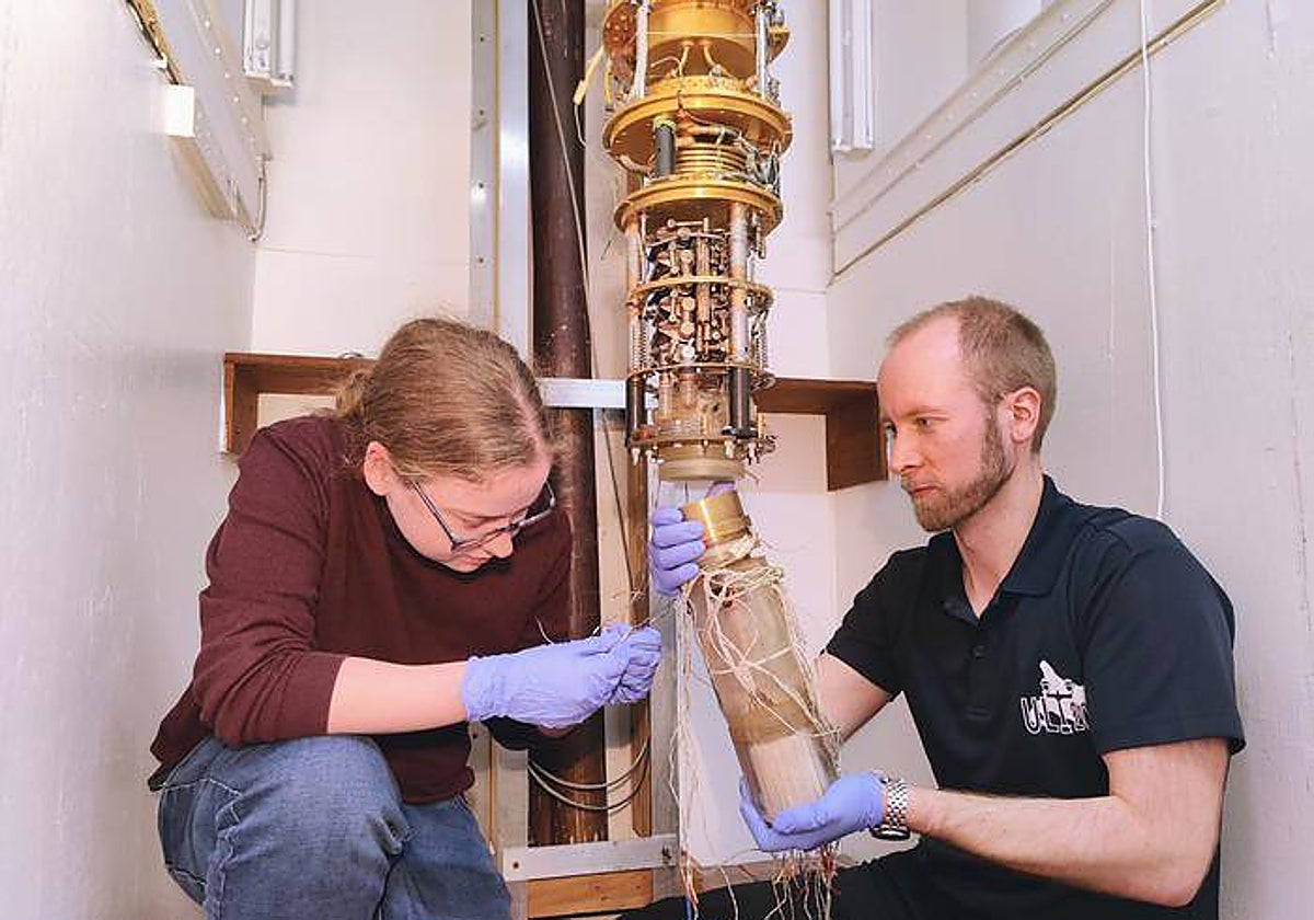 Samuli Autt, a la derecha, pone a punto su experimento para detectar materia oscura, que debe llevarse a cabo a solo una diez milésima de grado por encima del cero absoluto (-273,15 grados)