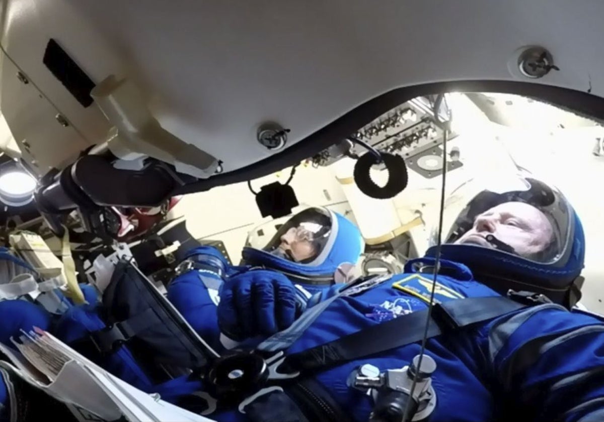 Los astronautas Suni Williams (izquierda) y Butch Wilmore (derecha) durante el despegue de la Starliner