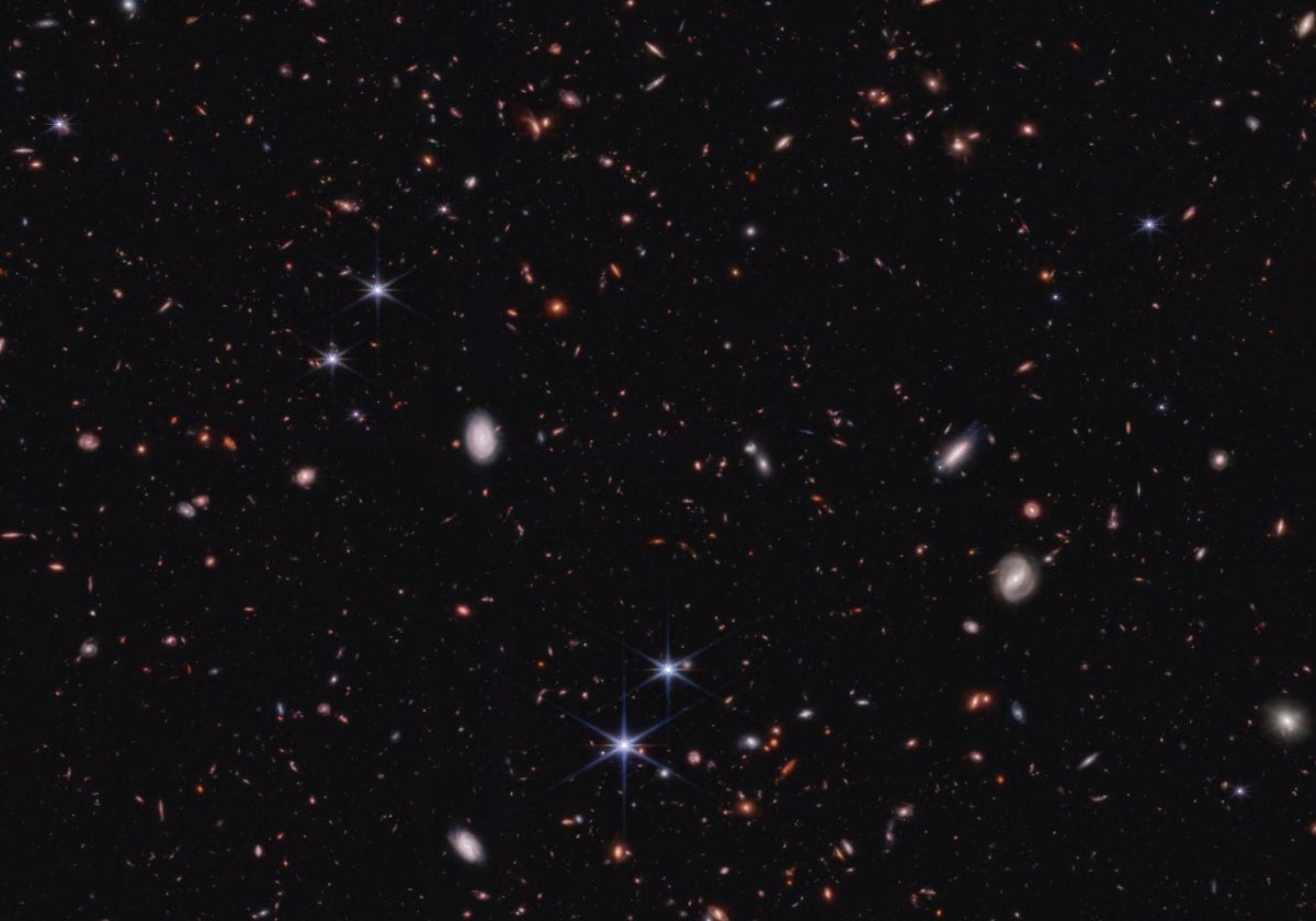 Una pequeña porción de espacio, lleno de galaxias, observado por el Telescopio Espacial James Webb para la encuesta CEERS
