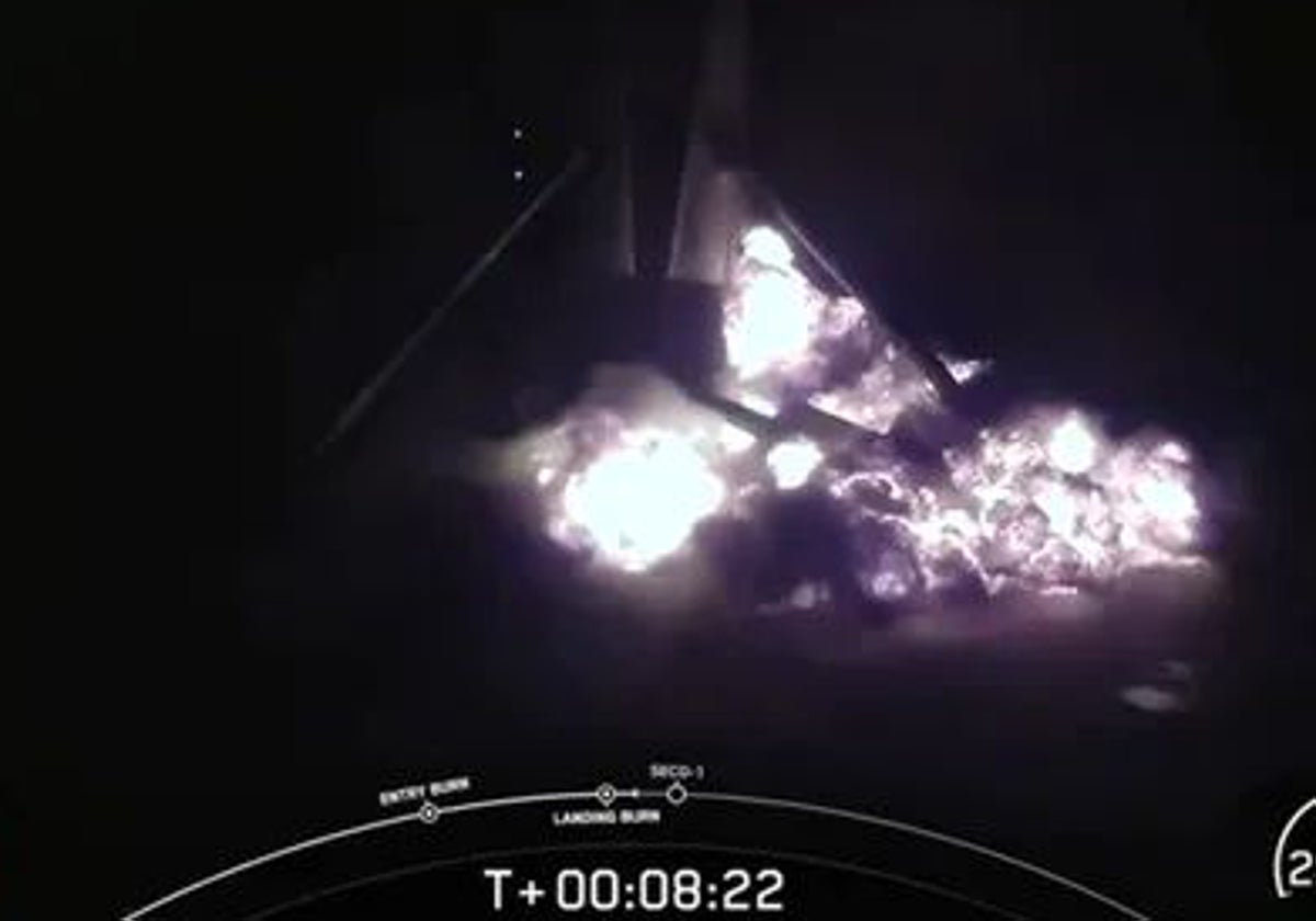 Las llamas brotan de la base de un cohete Falcon 9 de SpaceX poco después de su aterrizaje en un barco este 28 de agosto. El cohete, que acababa de realizar su misión número 23, se volcó poco después