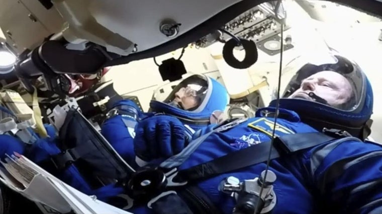 Los astronautas Suni Williams (izquierda) y Butch Wilmore (derecha) durante el despegue de la Starliner