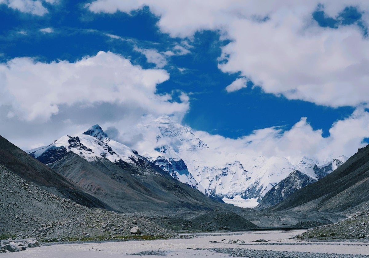 El monte Everest, visto desde el río Arun