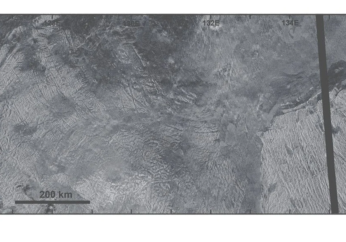 Imagen de radar de Haastte-baad Tessera, cortada por un conjunto de anillos concéntricos únicos que registran un tipo de cráter de impacto recientemente reconocido en Venus y anteriormente solo identificado en las lunas heladas de Júpiter