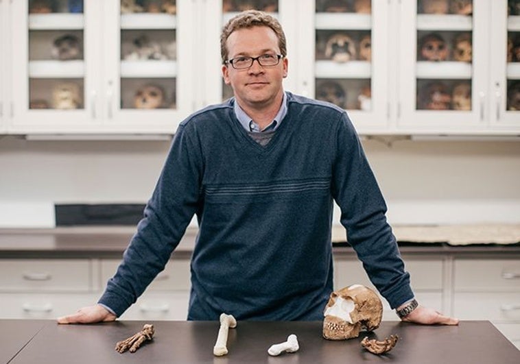 Jeremy DeSilva, paleoantropólogo : «Los humanos somos lentos y débiles. Solo el altruismo evitó nuestra extinción»