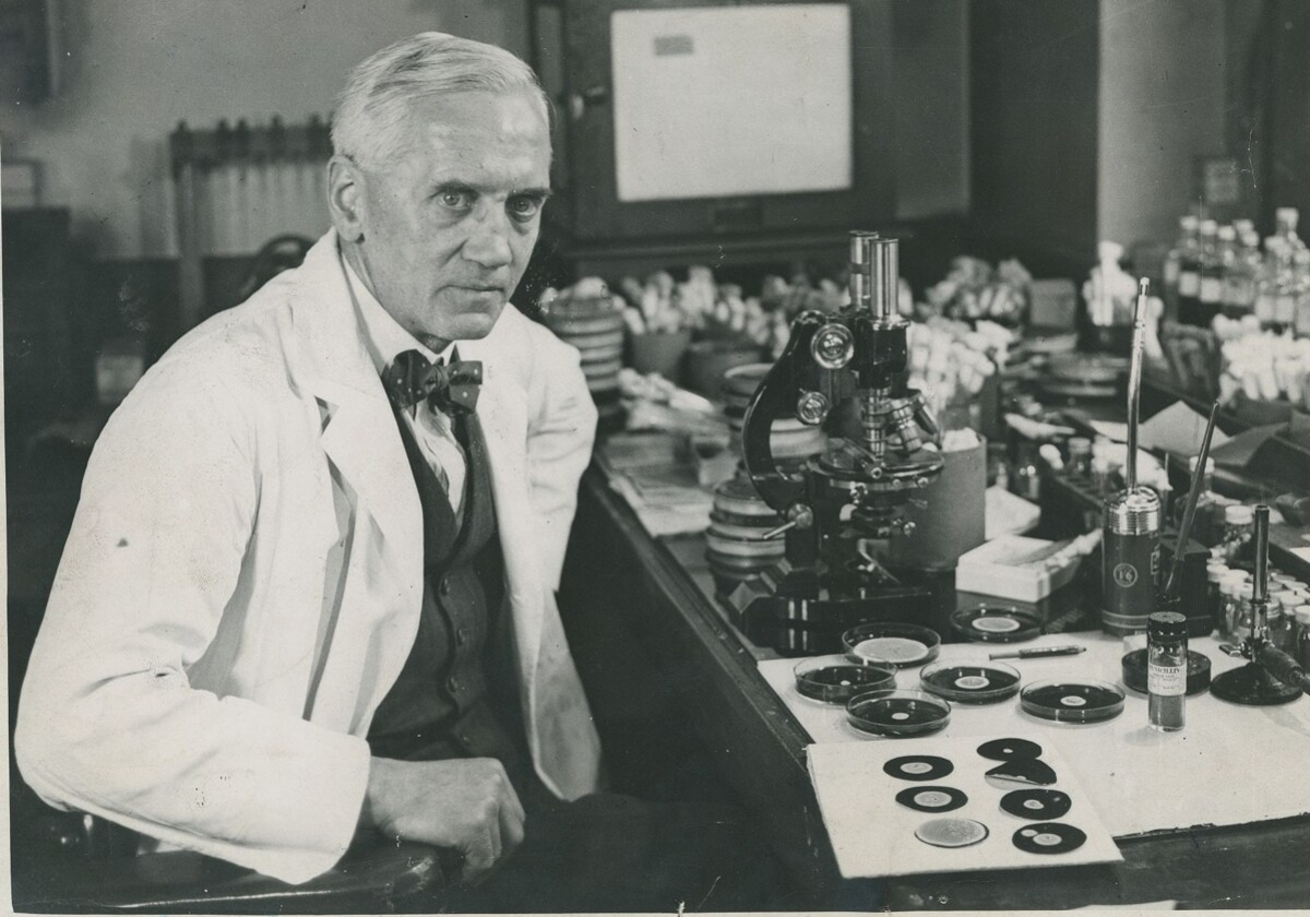 Sir Alexander Fleming en su laboratorio de Liverpool