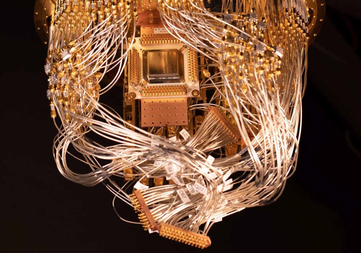 Procesador cuántico Willow (chip en el centro de la imagen)