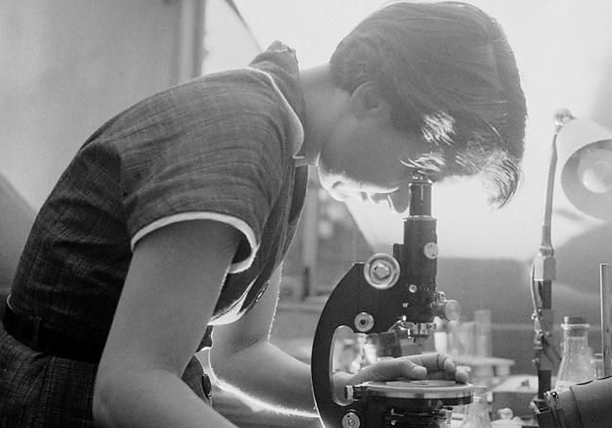 Rosalind Franklin al microscopio