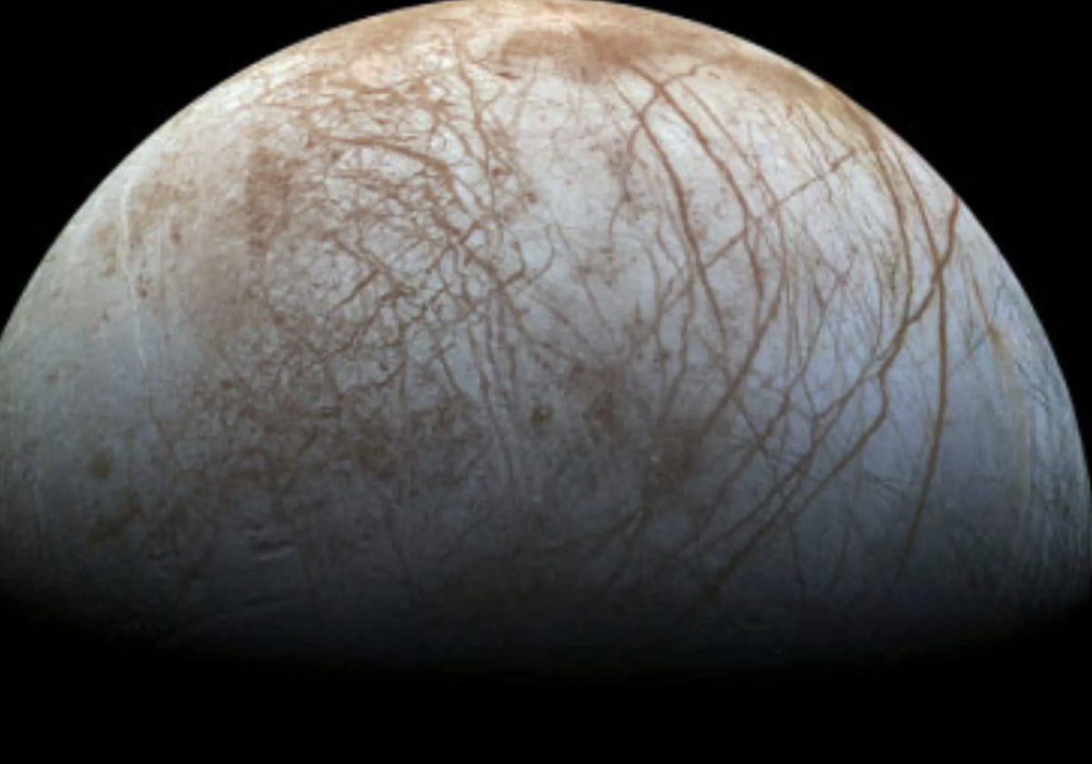 Europa, la enigmática luna de Júpiter, fotografiada por la sonda Galileo