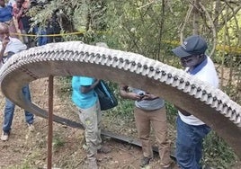 Un anillo gigantesco de más de 2 metros y un peso de media tonelada cae del cielo en un pequeño poblado de Kenia