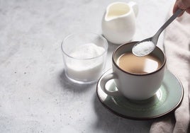 Edulcorante y una taza de café