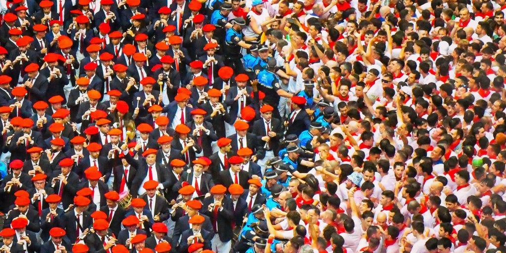 Explican cómo se mueve la multitud en el chupinazo de San Fermín y por qué no ocurre una desgracia