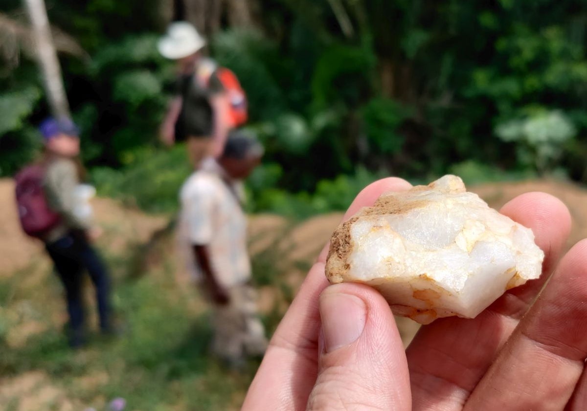 Herramientas de piedra como ésta, excavadas en el sitio de Ányama, revelan que los humanos estuvieron presentes en el sitio cubierto de selva tropical hace aproximadamente 150.000 años