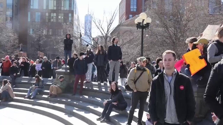 Multitudinaria protesta contra los recortes en ciencia de la administración de Trump