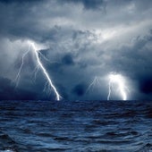 Rayos cayendo en el mar