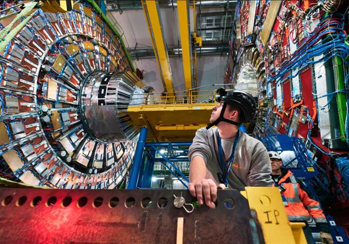 Interior del experimento CMS en el Gran Colisionador de Hadrones (LHC)