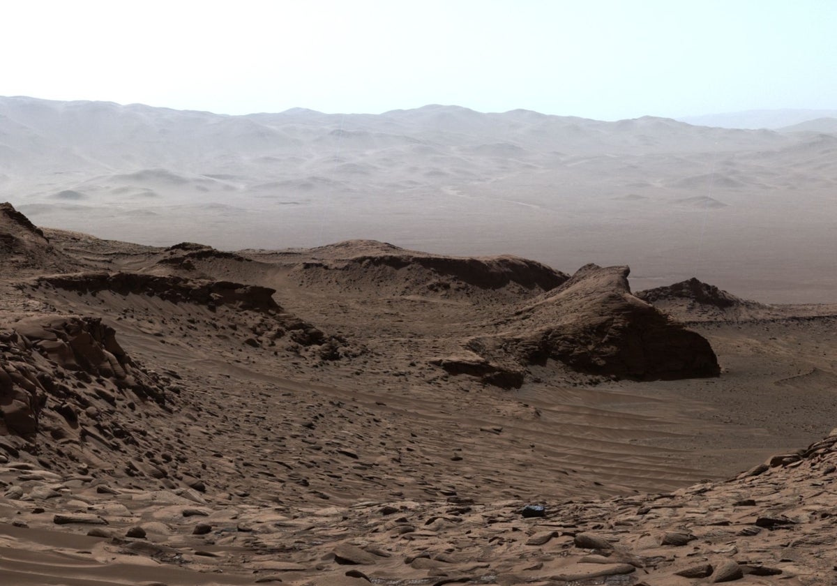 Fotomosaico tomado por el rover Curiosity el 30 de abril de 2023 en el sitio de perforación de Ubajara en el cráter Gale, Marte. Las muestras de polvo de roca perforadas aquí contenían cantidades sustanciales de siderita. Las orugas del rover en primer plano tienen 40 cm de ancho